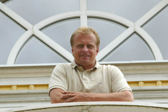 Jonas Thern, framför sin bostad, Herrestad säteri,