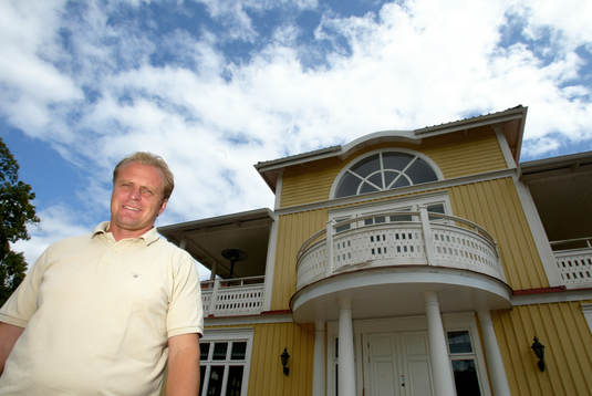 Jonas Thern, framför sin bostad, Herrestad säteri,