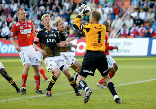 AIK´s målvakt Håkan Svensson räddar