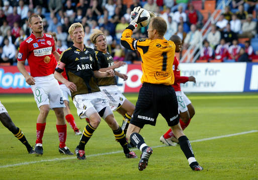 AIK´s målvakt Håkan Svensson räddar