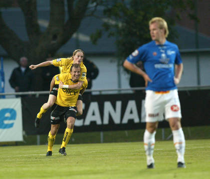 0-1, segerskytten Lasse Nilsson på Hasse Berggrens axlar,