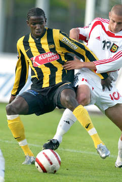 Dioh Williams tas hårt av  Mikael Nordh