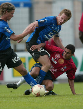 Tommy Jönsson och Dusan Djuric hjälps åt att stoppa