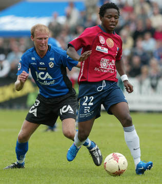 Boyd Mwila förbi Andreas Johansson