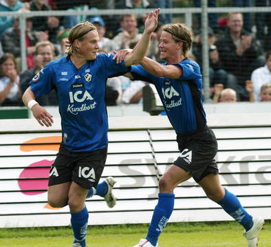 1-0, Markus Rosenberg, som grattas av Dusan Djuric. Jubel