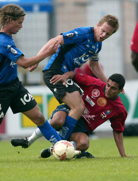 Tommy Jönsson och Dusan Djuric hjälps åt att stoppa