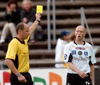 Mikael Danielsson, Örebro. Gult kort, varning, domare