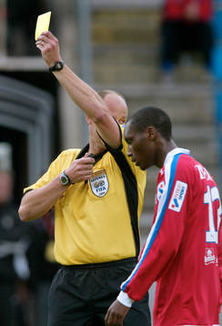 Atiba Hutchinson, Helsingborg och Martin Hansson, domare.