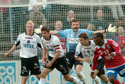 John Alvbåge, målvakt, Örebro, framför fr v;  Fredrik