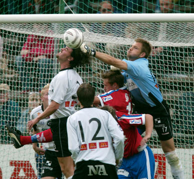 John Alvbåge, målvakt, Örebro boxar undan