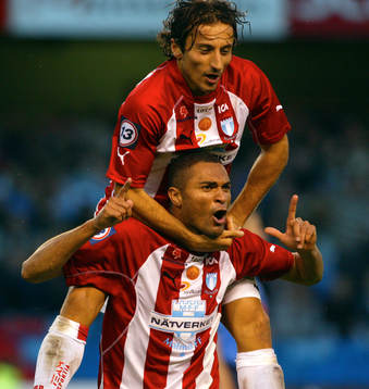 En jublande Afonso Alves, Malmö gratuleras av Louay Chanko