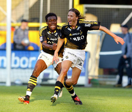 Derek Boateng, AIK gratulerar 2-1 målskytten Mattias