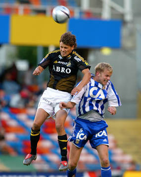 Daniel Hoch och AIK vinner nickduellen mot Mikael Antonsson