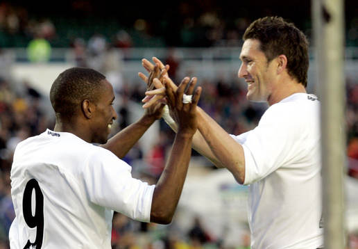 Robbie Keane grattar Jermain Defoe