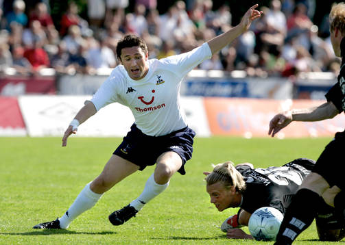 Robbie Keane tar sig förbi Björn Andersson