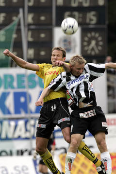 Joakim Alexandersson och Antti Okkonen nickduellerar