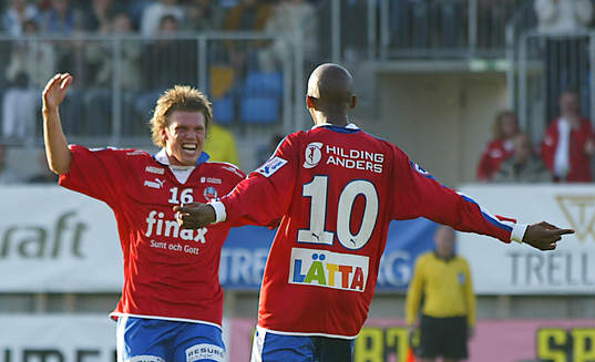 Thando Mngomeni gör 2-0, jubel med Christian Järdler