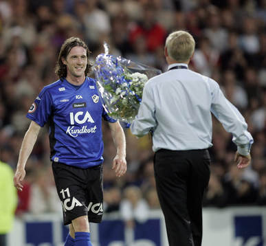 Bengt Sjöholm, ordförande avtackar Mikael Nilsson,