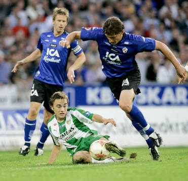Petter Andersson mot Halmstads mittbackar Tommy Jönsson