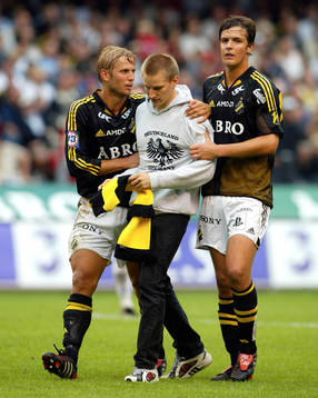 Martin Åslund och Per Nilsson, AIK leder ut en objuden