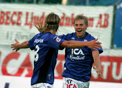 Dusan Djuric rusar fram och gratulerar Patrik Ingelsten,