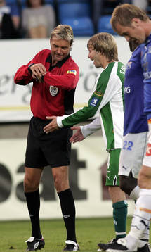 Anders Frisk (Domare) visar Karl-Oskar Fjörtoft, Hammarby