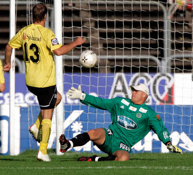 Hasse Berggren gör 2-0 till Elfsborg bakom Fredrik Sundfors