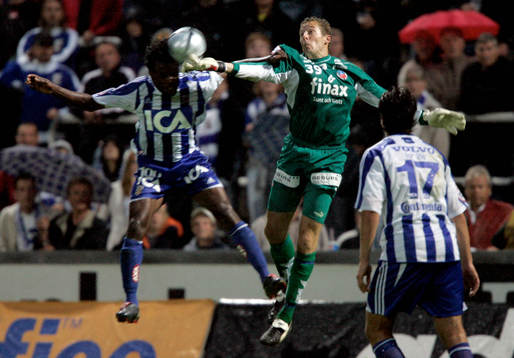 Daniel Andersson, målvakt Helsingborg och Peter Ijeh,