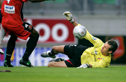 Andreas Isaksson, målvakt, Rennes räddar…