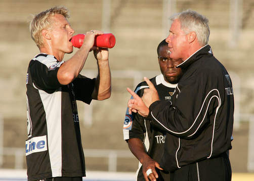 Conny Karlsson, tränare instruerar Mats Lilienberg,