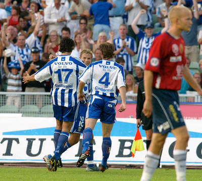 Niclas Alexandersson gratuleras till målet