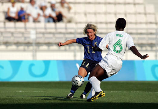 Victoria Svensson, Sverige dribblar Faith Ikidi, Nigeria