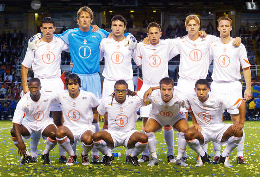 Lagbild. Stående: Roy Makaay, Edvin van der Sar, Mark van