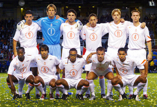 Lagbild. Stående: Roy Makaay, Edvin van der Sar, Mark van