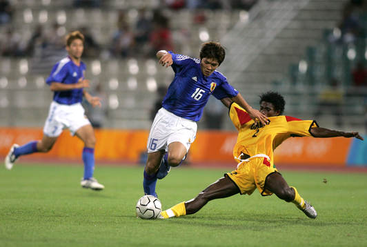 Yoshito Okubo, Japan driver boll förbi Nasir Lamine, Ghana