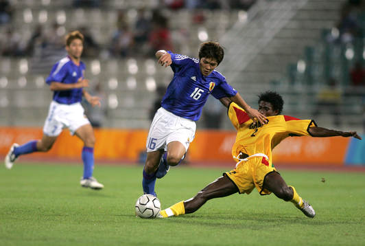 Yoshito Okubo, Japan driver boll förbi Nasir Lamine, Ghana