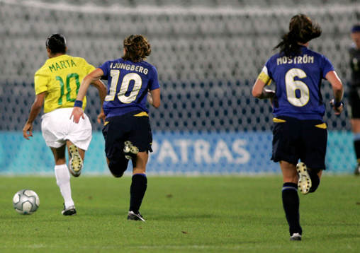 Marta, Brasilien springer ifrån Hanna Ljungberg och Malin