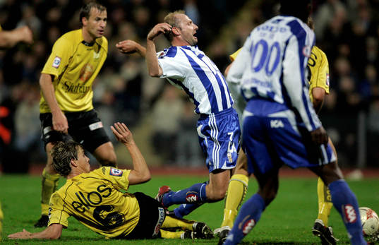 Håkan Mild blir fälld av Daniel Alexandersson, Elfsborg