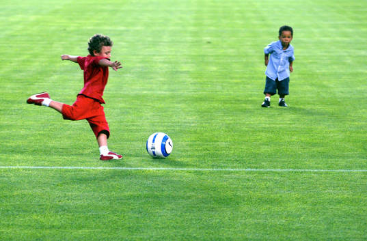 Ludovic Giuly son Diego, till vänster spelar boll på Camp