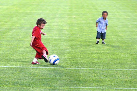 Ludovic Giuly son Diego, till vänster spelar boll på Camp