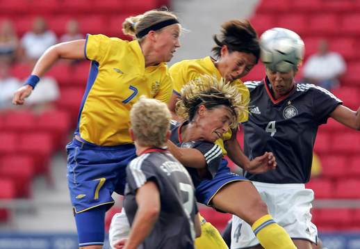 Jane Törnqvist och Sara Larsson vid hörna