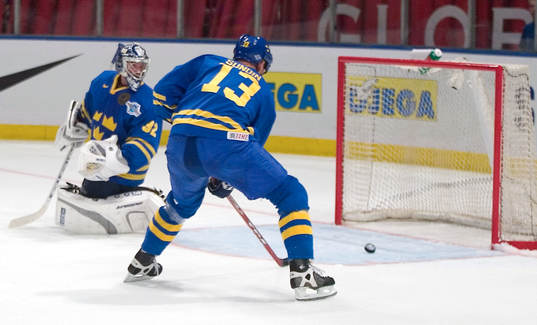 Mats Sundin och Mikael Tellqvist, Sverige (Målvakt) fredar