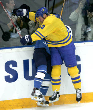 Mats Sundin tacklar
