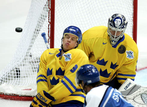 Kim Johnsson offrar sig framför Mikael Tellqvist,