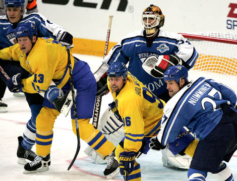 Tomas Holmström och Mats Sundin framför Miikka Kiprusoff,