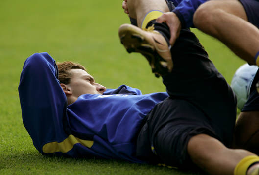 Zlatan Ibrahimovic får hjälp med stretching
