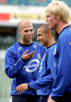 Teddy Lucic samtalar med Henrik Larsson. I förgrunden