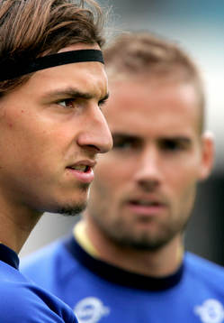 Zlatan Ibrahimovic. Olof Mellberg i bakgrunden