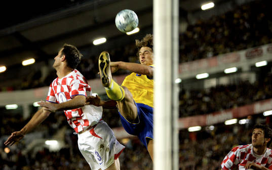 Zlatan Ibrahimovic, Sverige i höjdduell med Josip Simunic,