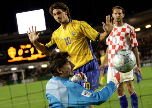 Zlatan Ibrahimovic slår ut med armarna och visar att han